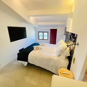 https://hostellerie-de-la-fontaine.fr-provencehotel.com